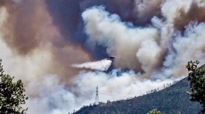 Μάχη με τις φλόγες στην Πάρνηθα - Ξεπερνούν τα 100 χλμ οι ριπές του ανέμου (Φώτο + video)
