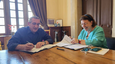 Περιφέρεια: Υπογραφή σύμβασης για την αποκατάσταση του Αγίου Ιωάννη στη Σαντορίνη και τη συντήρηση των ανεμόμυλων Πάτμου