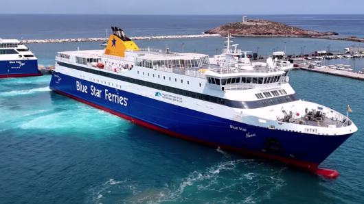 Blue Star Naxos: Μανούβρα «διαβήτης» πλάι στο Blue Star Delos στο λιμάνι της Νάξου