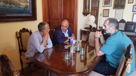 Συνάντηση κλιμακίου του ΚΚΕ και της Λαϊκής Συσπείρωσης με τον Δήμαρχο Σύρου για την Γυάρο