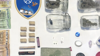 Μύκονος: Ασυνόδευτη βαλίτσα με ναρκωτικά εντοπίστηκε σε επιβατηγό πλοίο – Συνελήφθησαν δύο, στο σπίτι του ενός εντοπίστηκαν και αρχαία (φωτο)