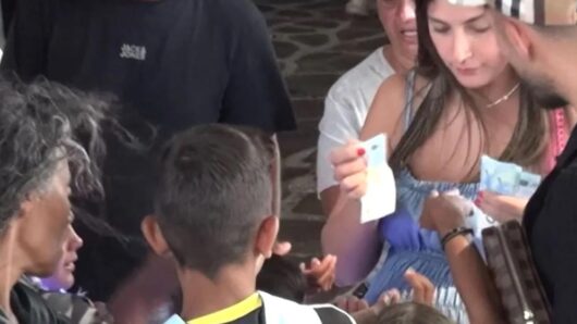 Μύκονος: Τουρίστες μοίρασαν 100σταρικα σε παιδιά Ρομά (video)