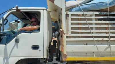 Πάρος: Αντιδήμαρχος σε ρόλο οδηγού φορτηγού λόγω έλλειψης προσωπικού
