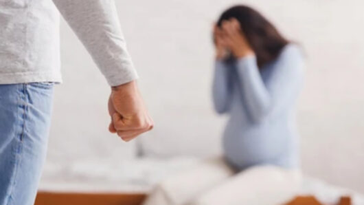 Σαντορίνη: Περιστατικό ενδοοικογενειακής βίας – Χτύπησε στην κοιλιά την έγκυο σύντροφό του
