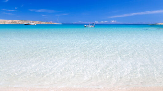 Αντιδράσεις στο Κουφονήσι για καντίνες και ομπρελοξαπλώστρες σε παραλίες Natura – Παρέμβαση Δήμου