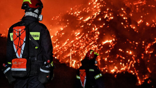 Τραγωδία από τη φωτιά στην Κορινθία – Βρέθηκαν δύο άτομα απανθρακωμένα