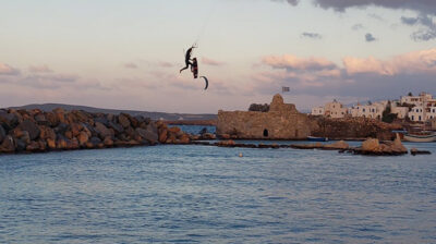 Νάουσα Πάρου: Τρεις κορυφαίοι αθλητές του Kitesurfing «δάμασαν» τα κύματα