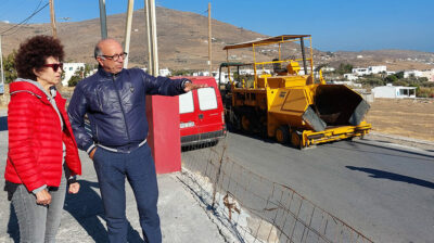 Ξεκίνησαν τα έργα βελτίωσης του επαρχιακού οδικού δικτύου στην Τήνο – Επίσκεψη Γιώργου Λεονταρίτη στο νησί