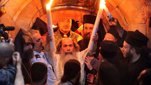 Ιεροσόλυμα: Αφή του Αγίου Φωτός από τον Έλληνα Πατριάρχη – Το μήνυμα της Αναστάσεως σε όλη την Οικουμένη
