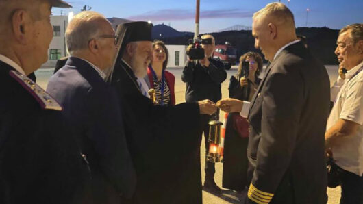 Η Σύρος υποδέχθηκε το Άγιο Φως (video+φωτος)