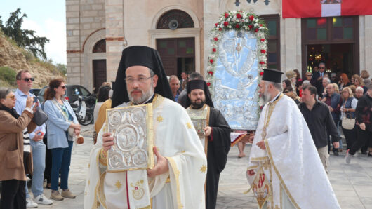 Πανηγυρική τελετή στον Ιερό Ναό Αναστάσεως του Σωτήρος στη Σύρο – Το λείψανο του Αγίου Δημητρίου στην Ερμούπολη (φώτος)