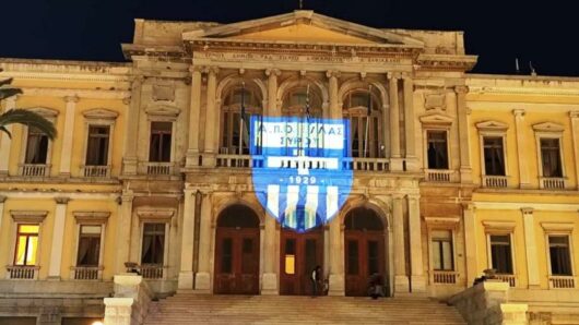 Η Ελλάς Σύρου στη Super League 2 – Ιστορική άνοδος και φωταγώγηση του Δημαρχείου με το έμβλημα της ομάδας