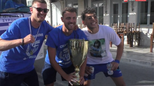Η Ελλάς Σύρου ζει το όνειρο με την ιστορική άνοδο στη Superleague 2 και η εξαιρετική πορεία της ΑΕ Μυκόνου στη Γ’ Εθνική (video)