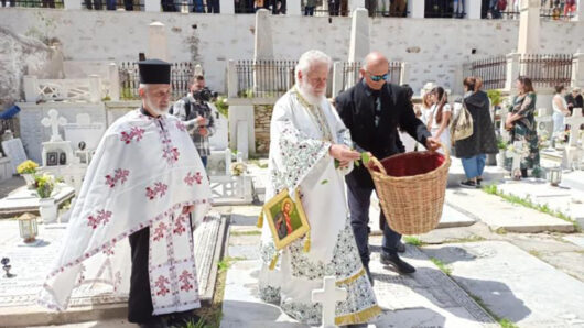 Σύρος: Η περιφορά του επιταφίου στο κοιμητήριο του Αγίου Γεωργίου (video+φωτος)