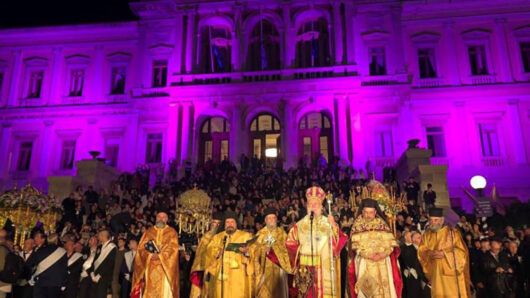 Σύρος: Με ευλάβεια και κατάνυξη η περιφορά των Επιταφίων στην Ερμούπολη