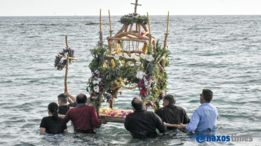 Νάξος – Καστράκι: Πλήθος πιστών στην περιφορά του Επιταφίου μέσα στη θάλασσα – Ένα έθιμο που συγκινεί (video+φώτος)