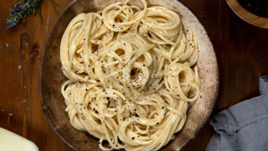 Cacio e pepe, μια λιτή μακαρονάδα που σου κλέβει την καρδιά (video)