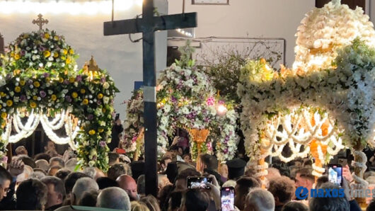 Χιλιάδες πιστοί στη Νάξο για τη Μεγάλη Παρασκευή – Η εντυπωσιακή συνάντηση των Επιταφίων στη Χώρα (video+φώτος)
