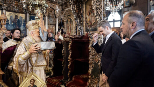 Ο Πρωθυπουργός παρακολούθησε την πρώτη Ανάσταση στην Τήνο –  Το μήνυμα του Μητροπολίτη Σύρου (video)