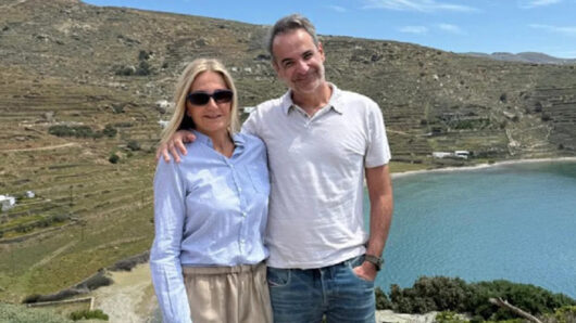 Οι ευχές του Κυριάκου Μητσοτάκη για το Πάσχα από την Τήνο