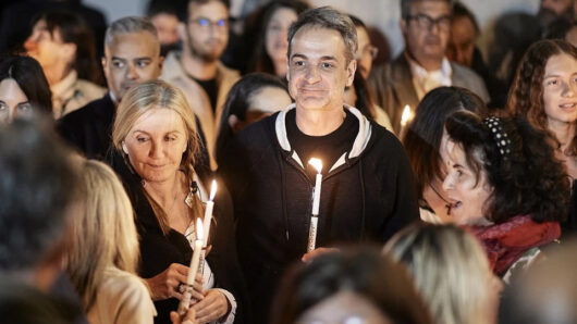 Κυριάκος Μητσοτάκης και Μαρέβα Γκραμπόφσκι στην Ανάσταση στην Καρδιανή Τήνου (φώτος)