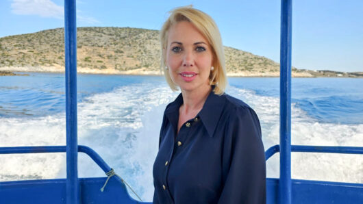 Κατερίνα Μονογυιού: «Ο Σκοπελίτης επιστρέφει – Μια νίκη της επιμονής και της αγάπης για τις Μικρές Κυκλάδες»