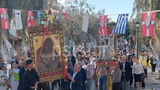 Πάρος: Δεύτερη Ανάσταση στη Νάουσα – Αναβίωση του εθίμου των «μπουρλοτιέρηδων» (video)
