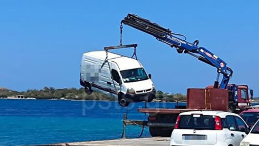 Πτώση οχήματος στη θάλασσα στην Πάρο
