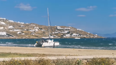 Προσάραξη ιστιοφόρου σκάφους στη Μύκονο (video)