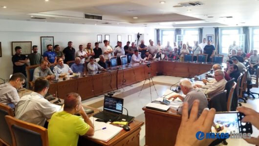 Ζωντανή μετάδοση του Δημοτικού Συμβουλίου Νάξου – Παρών ο κατασκευαστικός κόσμος παρά την αναβολή συζήτησης κρίσιμων θεμάτων