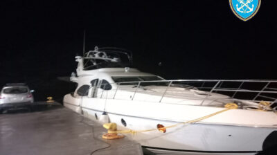 Μύκονος: Τούρκοι διακινητές μετέφεραν με θαλαμηγό μετανάστες - Συνελήφθησαν ανοιχτά της Πάτμου (video)