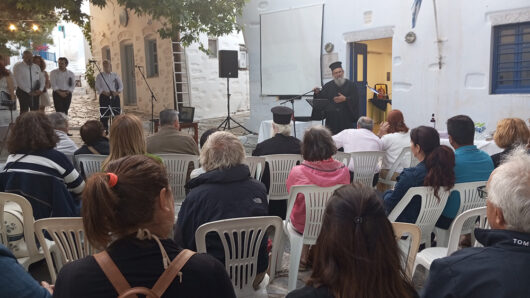 Εντυπωσιακή η πρεμιέρα του φετινού Αμοργιανού Φεστιβάλ – Εγκαινιάστηκε η έκθεση αγιογραφίας (video+φώτος)