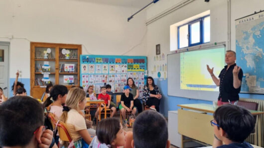 Φιλαναγνωσία στα ολιγοθέσια σχολεία της Νάξου με τη συμμετοχή του συγγραφέα Διονύση Λεϊμονή