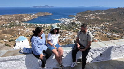 Στη Σέριφο σήμερα η Ευλαμπία Ρέβη και ο Γιώργος Κουρδής με το «ΟΠΟΥ ΥΠΑΡΧΕΙ ΕΛΛΑΔΑ»