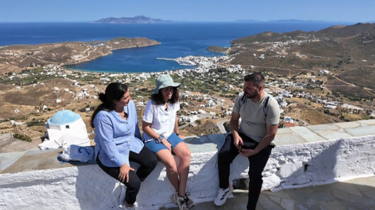Στη Σέριφο σήμερα η Ευλαμπία Ρέβη και ο Γιώργος Κουρδής με το «ΟΠΟΥ ΥΠΑΡΧΕΙ ΕΛΛΑΔΑ»