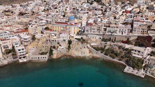Στη Σύρο σήμερα η Ευλαμπία Ρέβη και ο Γιώργος Κουρδής με το «ΟΠΟΥ ΥΠΑΡΧΕΙ ΕΛΛΑΔΑ»