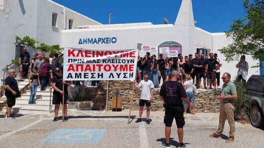 Πάρος: Απεργία με σύνθημα «Κλείνουμε πριν μας κλείσουν» – Η δέσμευση του Δημάρχου (video+φωτος)