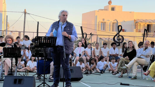 «Τραγουδώντας την Αγάπη»: Μια αξέχαστη μουσική βραδιά με την Τατιάνα Ζωγράφου στο 1ο Δημοτικό Σχολείο Τήνου