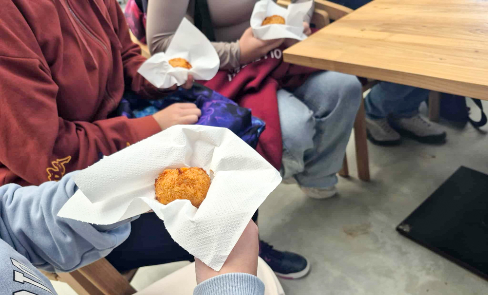 μαθητές μια βραδιά κάτω από την ελιά