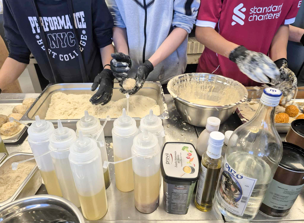 μαθητές μια βραδιά κάτω από την ελιά