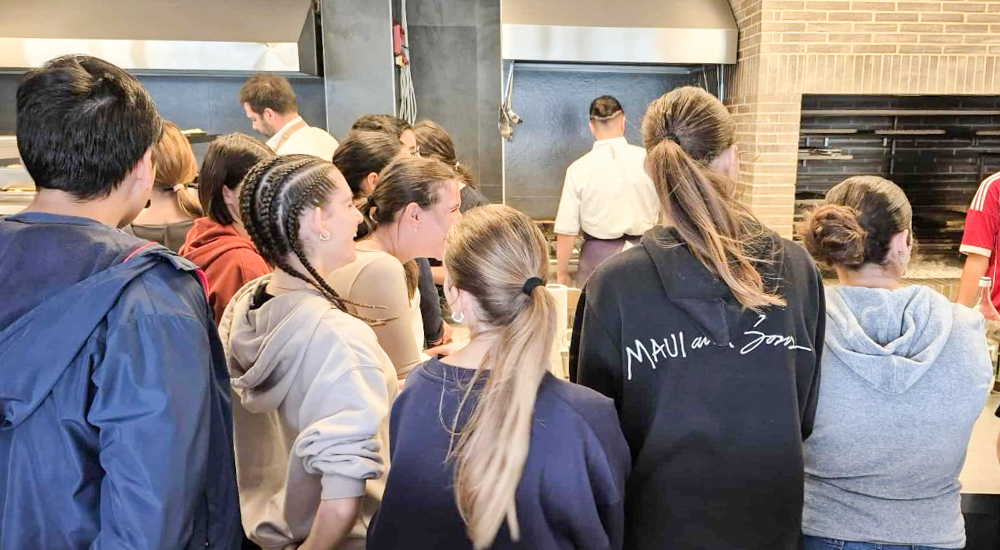 μαθητές μια βραδιά κάτω από την ελιά