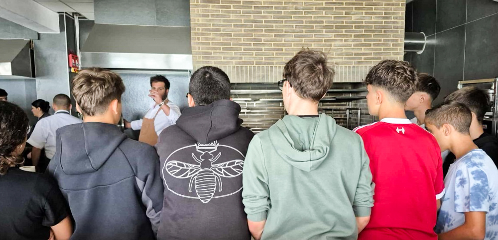 μαθητές μια βραδιά κάτω από την ελιά