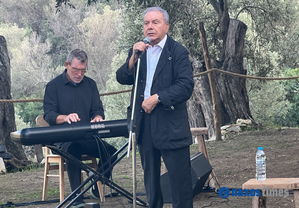 Μανώλης Μητσιάς