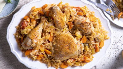 Κοτόπουλο με λάχανο και πράσα στην κατσαρόλα