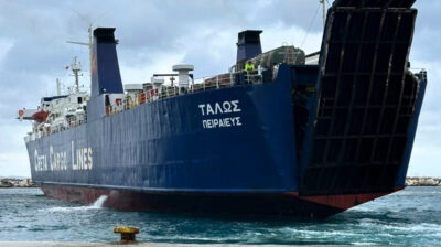 Πάρος: Βλάβη στον καταπέλτη του φορτηγού-οχηματαγωγού «ΤΑΛΩΣ» – Απέπλευσε μετά από έλεγχο