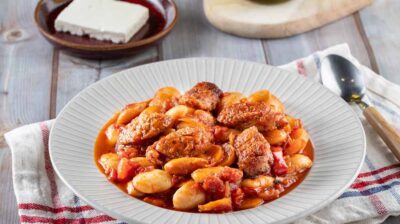 Γίγαντες κοκκινιστοί με λουκάνικα στο φούρνο