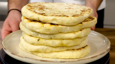 Εύκολη συνταγή για σπιτικές αφράτες πίτες για σουβλάκια (video)