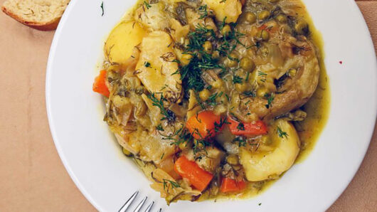 Αγκινάρες και σελινόριζα αλά πολίτα με γιαουρτολέμονο