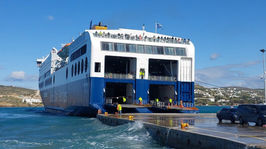 Πάρος: «Παιχνίδι» στα «χέρια» του ανέμου το Blue Star Ι – Δείτε την προσπάθεια του καπετάνιου να το δέσει στο παριανό λιμάνι (video)