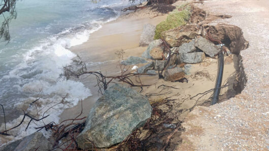 Νάξος: Κλειστοί δρόμοι σε Πλάκα και Ορκό λόγω ζημιών από τον έντονο κυματισμό